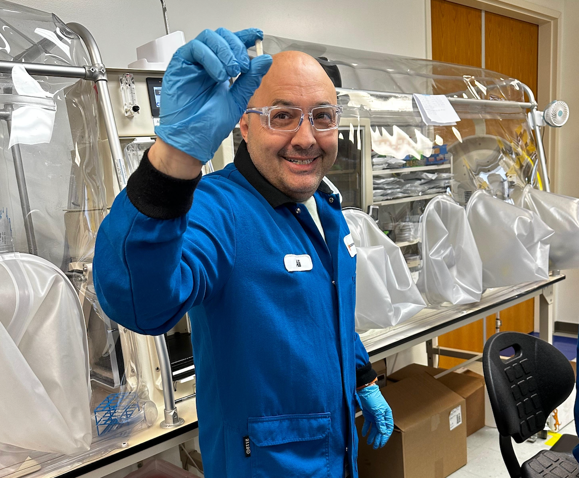 Ali Rıza Akın, microbiome expert and inventor, conducting laboratory studies on gut barrier integrity and next-generation probiotics.